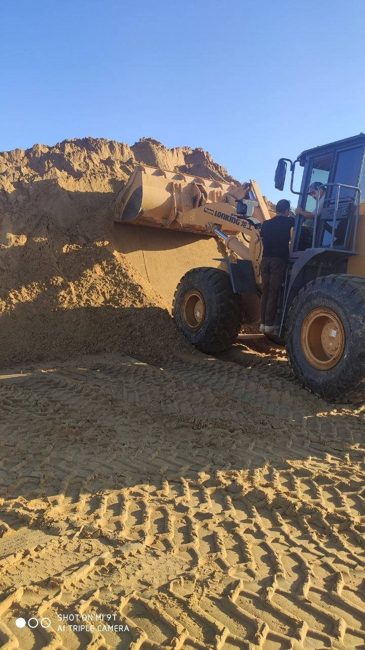 Conveyor belt loading sand pile